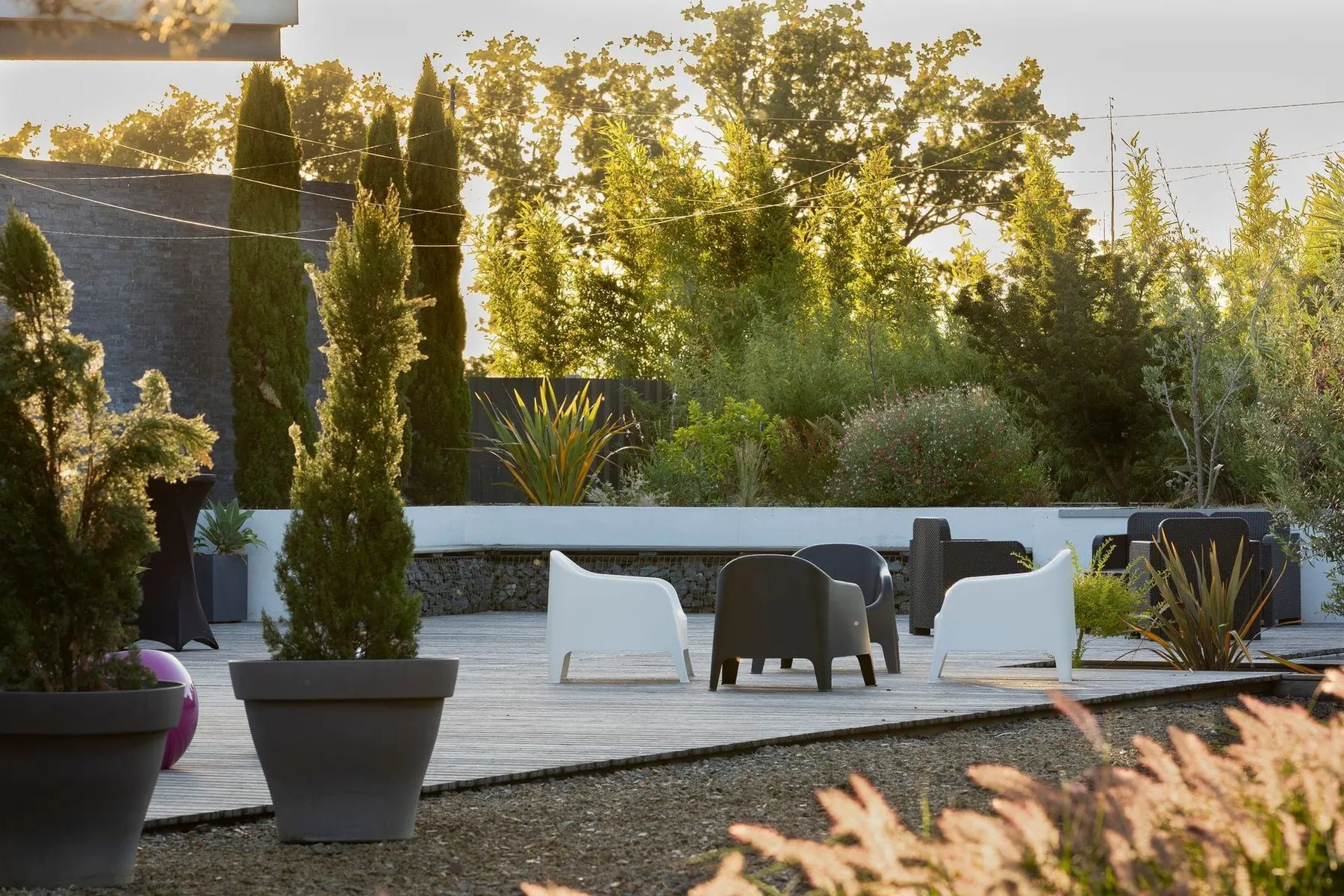 La terrasse lounge ouverte sur le jardin